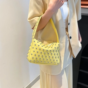 Sac bandoulière punk jaune vif à rivets, texture litchi et clous métalliques argentés