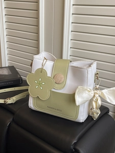 Sac à Épaule en Cuir PU Patchwork pour Femmes Avec Boucle en Bois Foulard en Satin Charme de Fleur Sac Bandoulière Seau