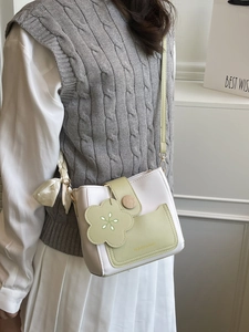 Sac à bandoulière bicolore pour femme, crème et vert avec breloque florale élégante