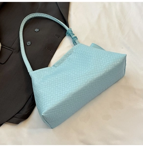 Vue détaillée du cuir PU tressé bleu clair et de la poignée nouée sur le sac à main
