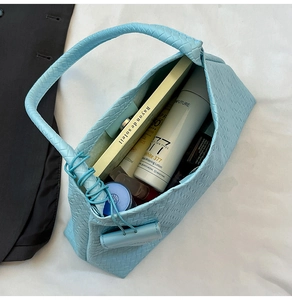 Détail de l'intérieur du sac cabas en cuir tressé montrant sa grande capacité de rangement