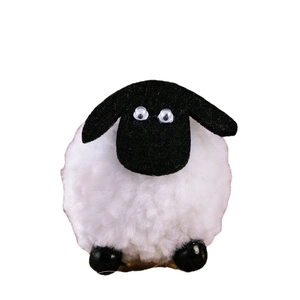 Mignonne décoration d'agneau en peluche blanche avec corps duveteux et tête en feutre noir