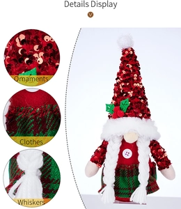 Dettagli dello gnomo di Natale con cappello di paillettes rosse e abito a quadri