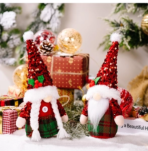 Dettaglio di gnomi natalizi con cappelli di paillettes rosse e tessuto a quadri