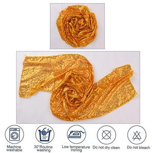 Dettaglio del runner da tavolo con paillettes oro giallo e ricamo denso di alta qualità