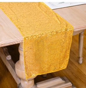 Dettaglio di runner da tavola con paillettes dorate per decorazioni natalizie