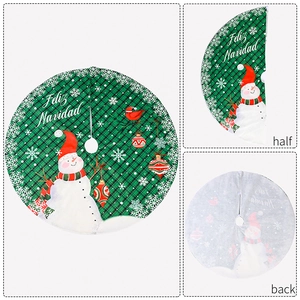 Detail der Weihnachtsbaumdecke mit grünem Karomuster, Schneemann und Feliz Navidad Text