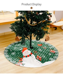 Detailansicht der grünen karierten Weihnachtsbaumdecke mit Schneemann und Feliz Navidad