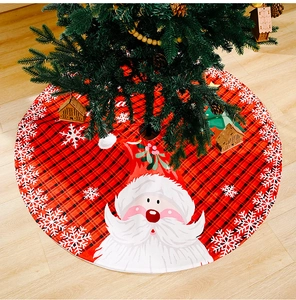 Detail der rot-schwarzen Weihnachtsbaumdecke mit Karomuster, Weihnachtsmann und Schneeflocken