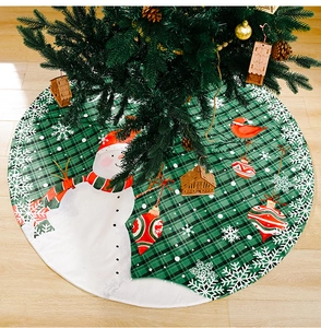 Detail der Weihnachtsbaumdecke mit grünem Karomuster, Schneemann und Schneeflocken-Design
