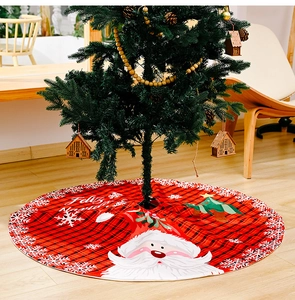 Detail der roten karierten Weihnachtsbaumdecke mit Weihnachtsmann und Feliz Navidad