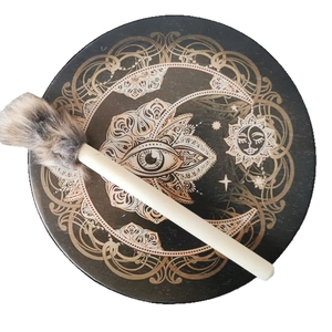 Tambour chamanique avec motifs Arbre de Vie soleil lune et un maillet sur fond blanc