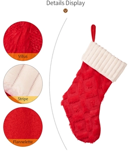 Detalles de los calcetines de Navidad de felpa roja con rayas blancas y texturas suaves