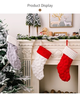 Calcetines navideños de felpa con textura 3D colgados en una acogedora chimenea decorada