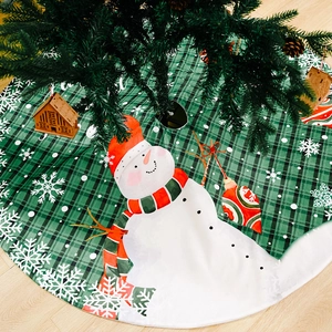 Grüne karierte Weihnachtsbaumdecke mit Schneemann und Schneeflocken auf Holzboden