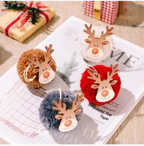 Lot de quatre décorations rennes en peluche rouge, blanc, gris et marron pour Noël