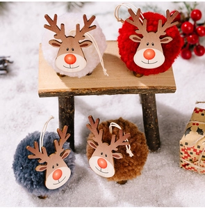 Détail de suspensions rennes de Noël en peluche en blanc, rouge, bleu et marron