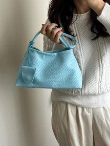 Sac à main bleu clair tissé minimaliste avec poignée à nœud et mini porte-monnaie assorti