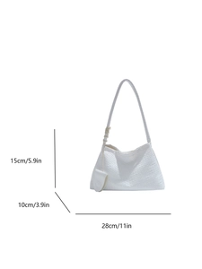 Sac à épaule blanc tressé avec petit charm et dimensions 28x15cm sur fond blanc