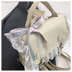 Vue détaillée du sac en cuir PU beige avec bordure en dentelle et nœud à carreaux rose