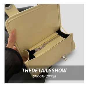 Vue intérieure d'un sac Boston en cuir PU beige avec une fermeture éclair en métal argenté