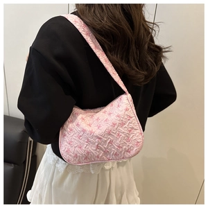 Dettaglio borsa a spalla rosa con tessuto strutturato e motivi a fiocco fucsia