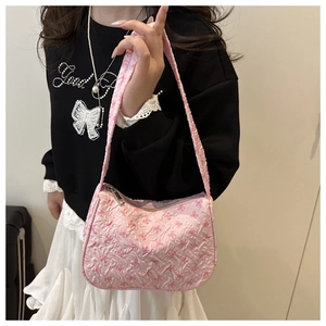 Détails du sac à bandoulière rose à motif nœuds avec surface élégante en tissu plissé