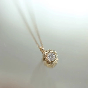 Collier élégant en forme de rose dorée avec pierre scintillante et chaîne délicate