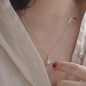 Collier élégant avec pendentif rose dorée et zircon brillant porté par un modèle