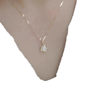 Collier rose doré élégant pour femme avec un pendentif solitaire diamant minimaliste