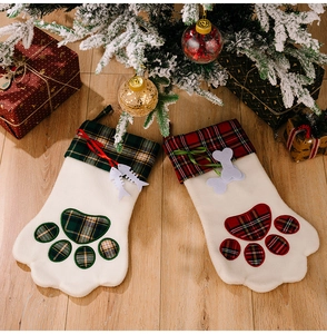 Nahaufnahme von rot-grün karierten Weihnachts-Haustiersocken auf Holzboden