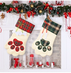 Detail von Hundepfote und Fischgräte Weihnachtsstrümpfen am Kamin mit Deko