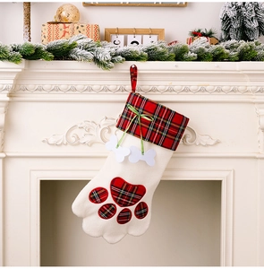 Detail von Hundepfote Weihnachtsstrumpf mit rot-schwarzem Karomuster und Knochenanhängern
