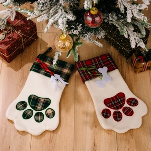 Weihnachtssocken in Pfotenform mit Plaid-Muster und Knochen-Anhängern für Haustier-Geschenke