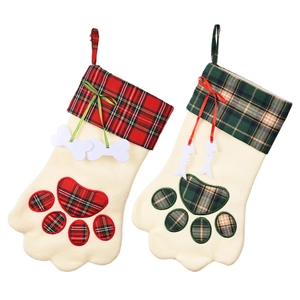 Set mit zwei Haustier-Weihnachtssocken mit Pfotenabdruck-Design und Karomuster