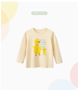 Detail eines cremegelben langärmeligen Kinder-T-Shirts mit süßen Entenmotiven und Text