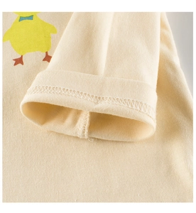 Detail der weichen Baumwoll-Manschette in Creme mit süßem gelbem Enten-Aufdruck