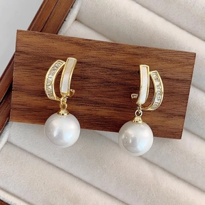 Orecchini a pendolo in oro con perle bianche e inserti rettangolari di zirconi
