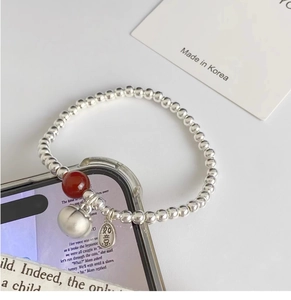Détail du bracelet en perles d'argent avec perle rouge et pendentif Ruyi