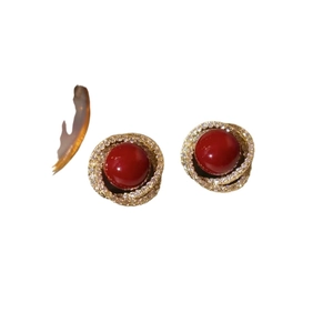 Orecchini vintage a spirale dorata con pietra rossa centrale e dettagli in zirconi