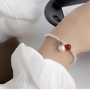Bracelet élégant en perles d'argent avec pendentif persimmon et étiquette Fu