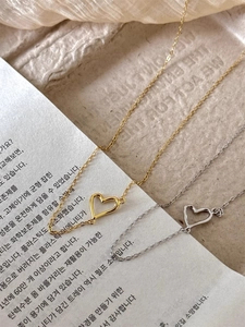 Dettaglio delle collane con ciondolo a cuore in finiture oro e argento lucido
