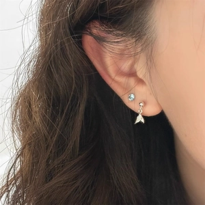 Minimalistische silberne Meerjungfrau Ohrringe Set mit blauem Kristall am Modell