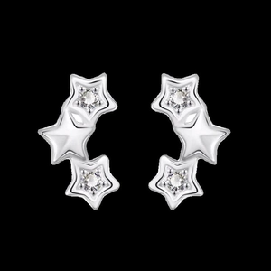 Vue détaillée des boucles d'oreilles étoiles en argent avec zircon et métal poli