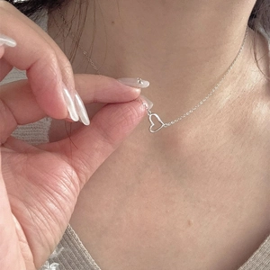 Collana minimalista con pendente a cuore in argento e zircone su catena fine