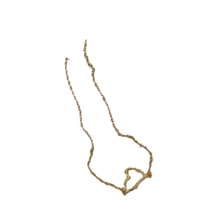 Collana minimalista con ciondolo a cuore dorato e catena sottile per donna moda