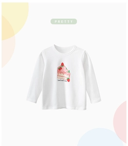 Détail d'un T-shirt en coton à manches longues avec gâteau aux fraises et lettrage