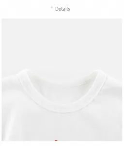 Détail de couture à double aiguille sur le col rond d'un t-shirt en coton blanc