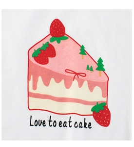 Gros plan sur l'imprimé gâteau aux fraises avec texte sur tissu blanc doux