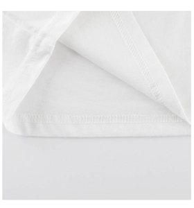 Détail de la couture à double aiguille sur l'ourlet en maille de coton blanc de qualité